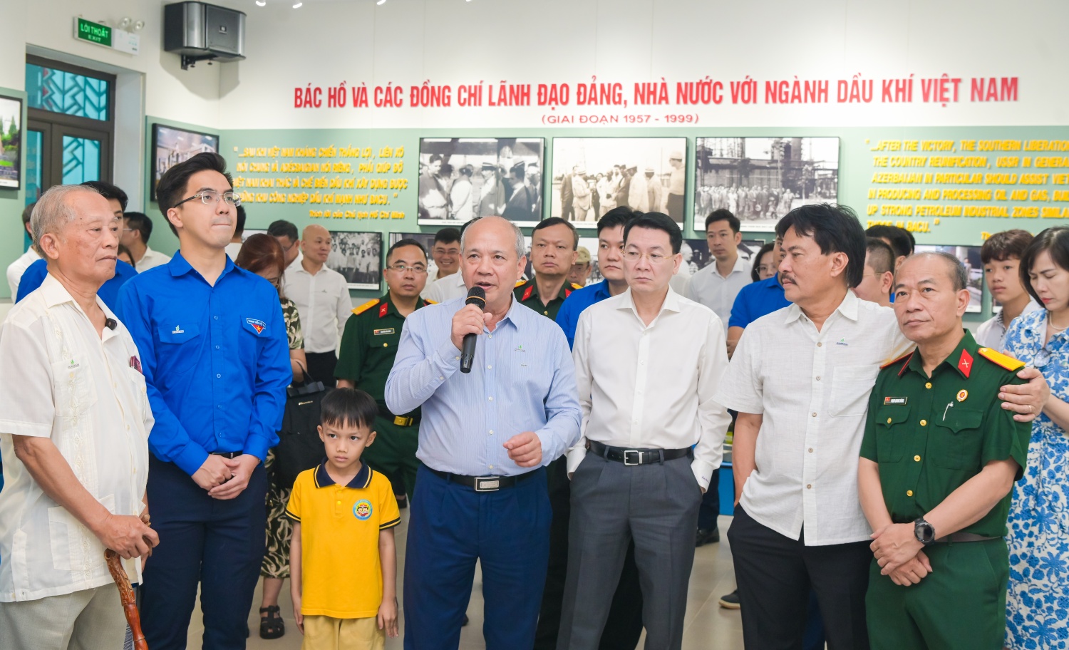 Không giấu được niềm xúc động, ông Đinh Văn Sơn - nguyên Thành viên HĐTV Petrovietnam nhớ lại những năm tháng tuổi trẻ chứng kiến các thế hệ đi trước làm địa chất, khảo sát, từ đó hun đúc khát vọng dấn thân với ngành Dầu khí.
