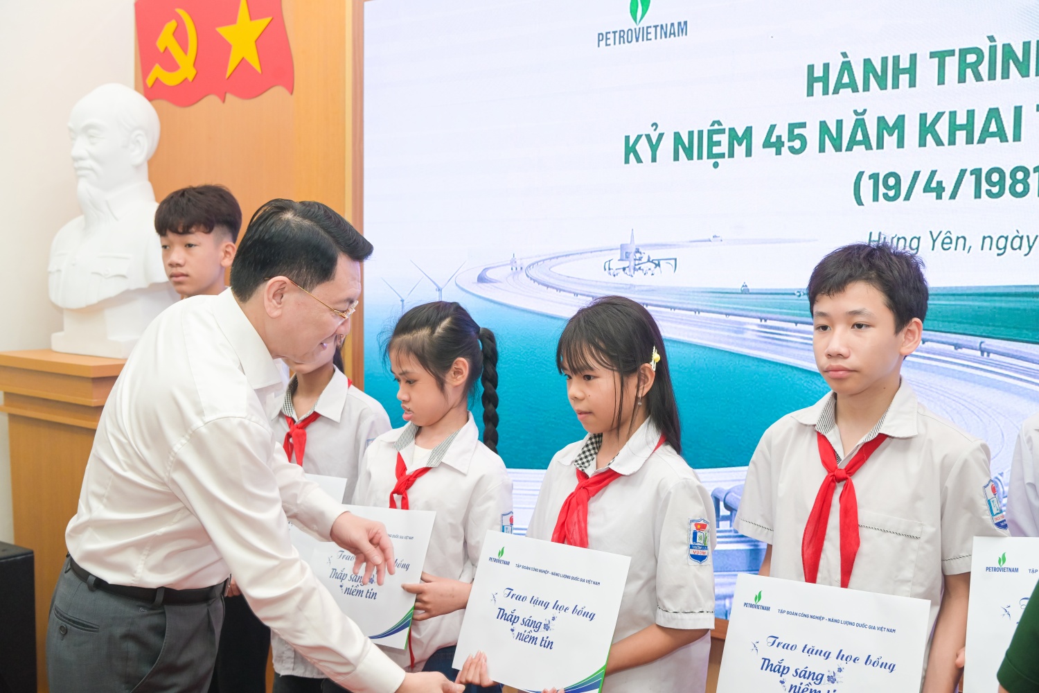 Sau hoạt động tham quan, đoàn công tác Petrovietnam đã trao tặng những phần quà và học bổng cho các em học sinh có hoàn cảnh khó khăn tại phường Trần Lãm. Đây không chỉ là việc hỗ trợ về vật chất mà còn gửi gắm niềm tin, hy vọng vào một thế hệ tương lai nỗ lực vươn lên bằng tri thức.    Ảnh: Thành viên HĐTV Petrovietnam Phạm Tuấn Anh trao học bổng “Thắp sáng niềm tin” cho các em học sinh, khích lệ các em vươn lên trong học tập.