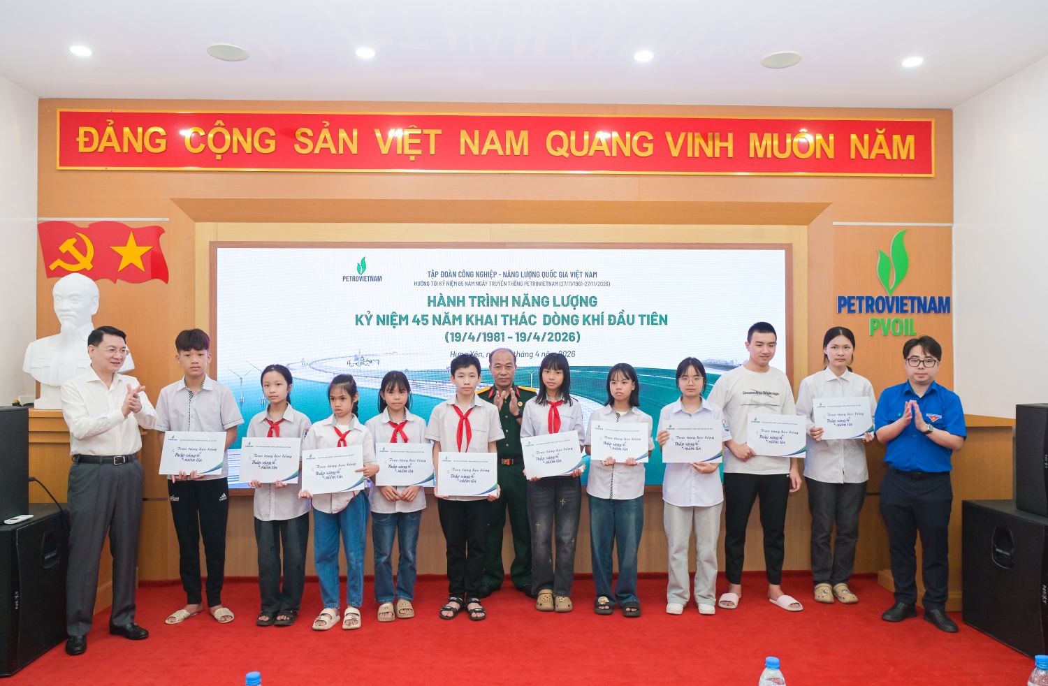 Lãnh đạo cùng đại diện các tổ chức đoàn thể Petrovietnam trao học bổng cho các em học sinh.