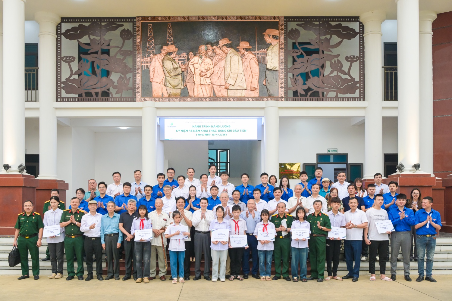 Điểm đến đầu tiên của đoàn công tác Petrovietnam là Khu lưu niệm Dầu khí Đồng bằng sông Hồng (phường Trần Lãm). Công trình không chỉ là một địa điểm tham quan, mà giống như một “cột mốc ký ức”. Công trình được xây dựng từ tháng 5/2022 trên diện tích gần 5.000 m².