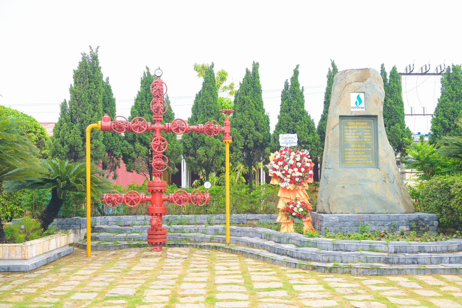 Giếng khoan 61 được khởi công khoan ngày 3/2/1975. Đây là giếng khoan thăm dò đầu tiên đã cho phát hiện khí tự nhiên tại cấu tạo Tiền Hải “C” trong trầm tích Mioxen, hệ tầng Tiên Hưng, ở chiều sâu 1.146-1.156m với lưu lượng trên 100 nghìn m3/ngày đêm. Sau thời gian triển khai công tác thẩm lượng và phát triển khai thác, ngày 19/4/1981, dòng khí công nghiệp đầu tiên của nước ta đã được đưa vào buồng đốt tuabin nhiệt điện công suất 10MW tại huyện Tiền Hải, tỉnh Thái Bình cũ (nay là tỉnh Hưng Yên) để thử nghiệm phát điện. Sự kiện này là mốc son quan trọng, đánh dấu lần đầu tiên ngành Dầu khí Việt Nam khai thác được sản phẩm khí công nghiệp phục vụ cho nền kinh tế quốc dân.