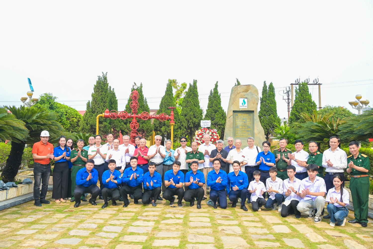 Rời Khu lưu niệm Dầu khí Đồng bằng sông Hồng, đoàn tiếp tục đến thăm Khu lưu niệm Công trình Dầu khí đầu tiên tại Việt Nam.