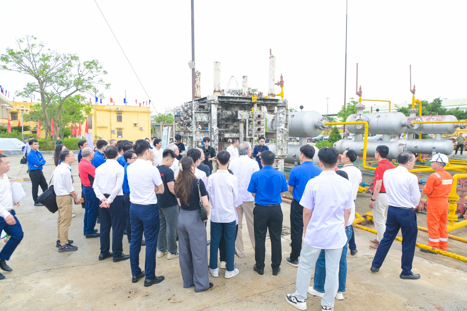 Đoàn tham quan các hiện vật tại khu lưu niệm.