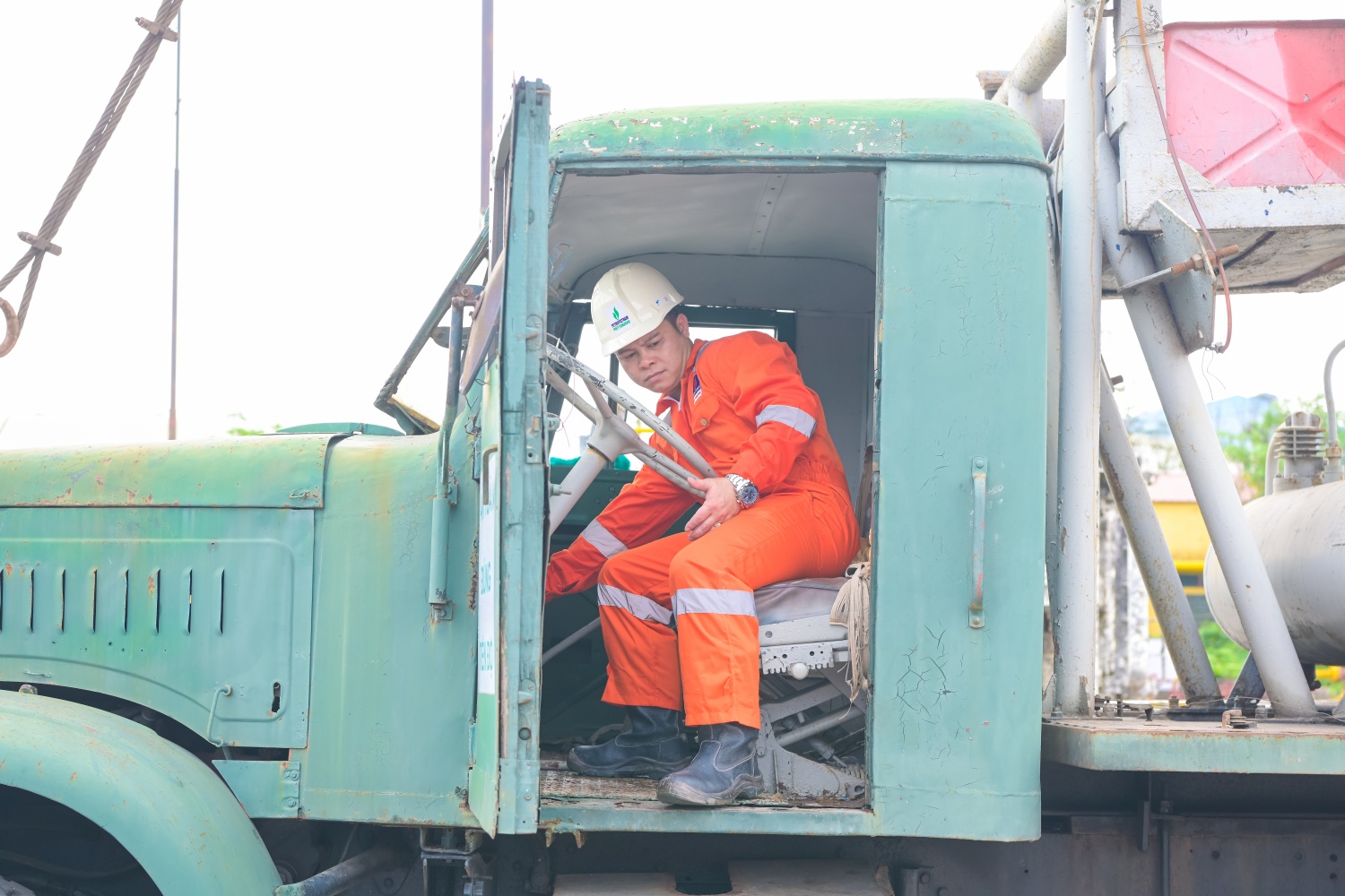 Cán bộ PVEP Sông Hồng khởi động xe khoan chuyên dụng.