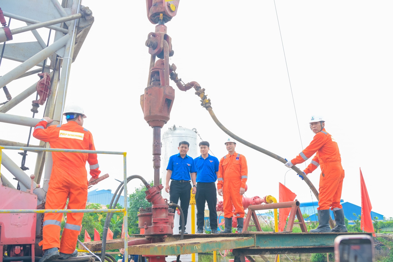 Các đoàn viên, thanh niên Petrovietnam trực tiếp quan sát quy trình vận hành máy khoan.