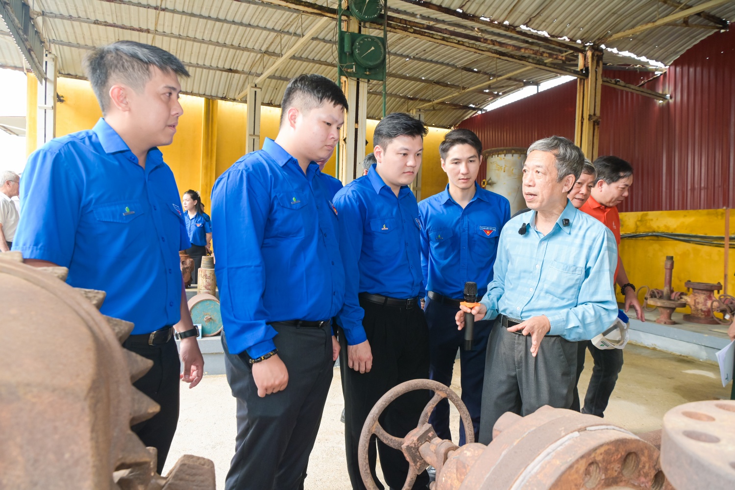 Ông Ngô Văn Kha - nguyên Phó Giám đốc Công ty Dầu khí Sông Hồng giới thiệu cho đoàn viên, thanh niên Petrovietnam về ý nghĩa của các hiện vật lịch sử.