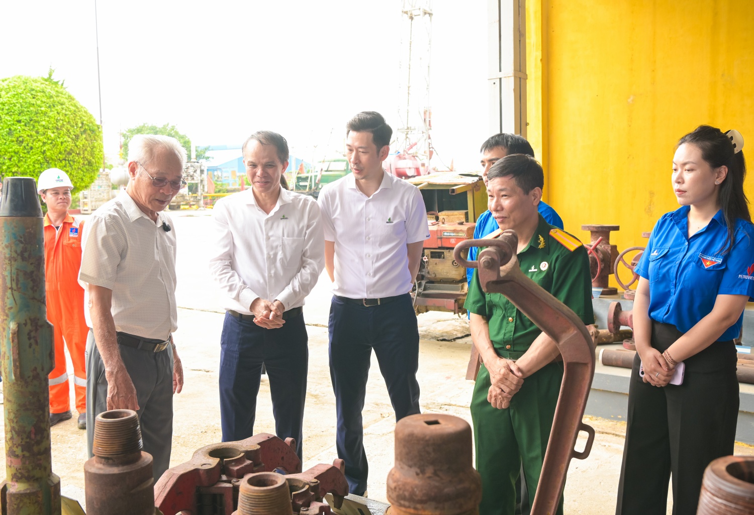 Ông Nguyễn Xuân Nhự giới thiệu cho các cán bộ, người lao động Petrovietnam về công dụng của các hiện vật trưng bày.