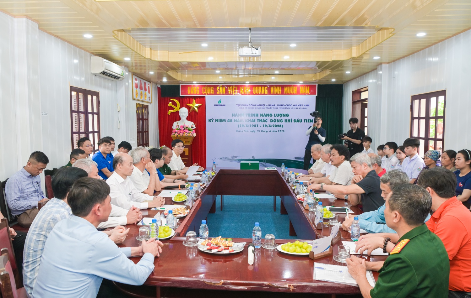 Sau hành trình tham quan, đoàn công tác Petrovietnam cùng ngồi lại trong không gian lắng đọng của tọa đàm “Hành trình năng lượng - Kỷ niệm 45 năm Ngày khai thác dòng khí đầu tiên”, ôn lại những câu chuyện lịch sử đầy ý nghĩa.