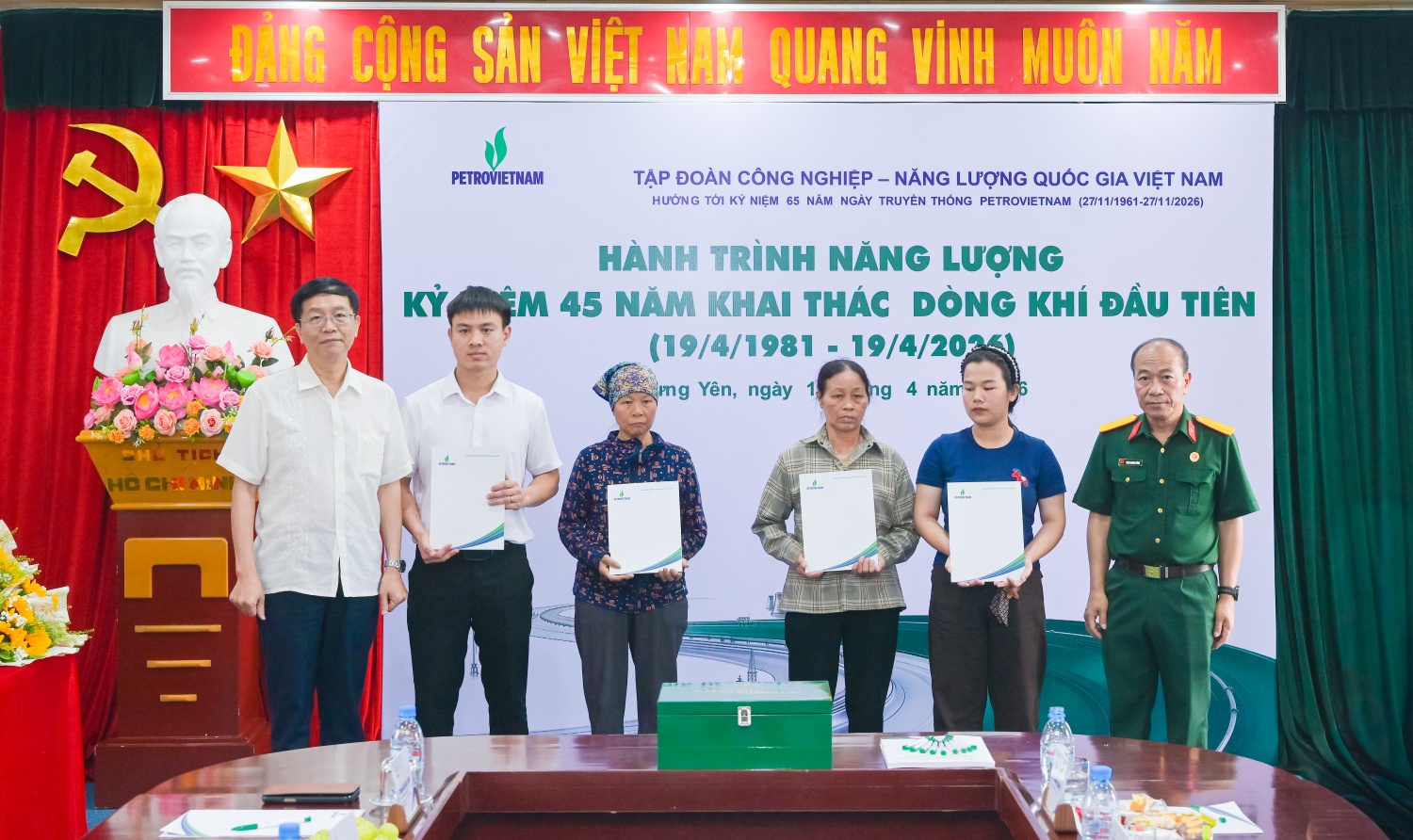 Ông Trần Quang Dũng và ông Phạm Quang Dũng trao quà hỗ trợ các hộ gia đình có hoàn cảnh khó khăn.