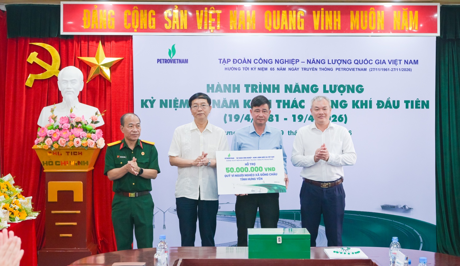 Lãnh đạo Petrovietnam tặng quà lưu niệm và trao biểu trưng hỗ trợ 50 triệu đồng quỹ Vì người nghèo xã Đồng Châu, tỉnh Hưng Yên.