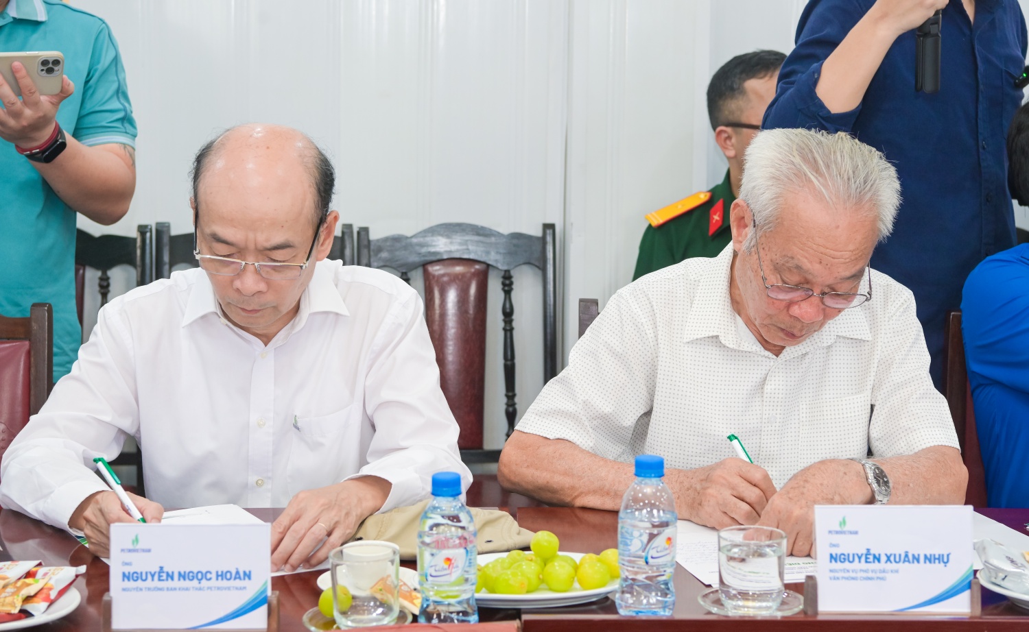 Những dòng lưu bút của các nguyên lãnh đạo và nhân chứng lịch sử thể hiện niềm tin, kỳ vọng vào thế hệ trẻ trong việc kế thừa và phát huy truyền thống Petrovietnam