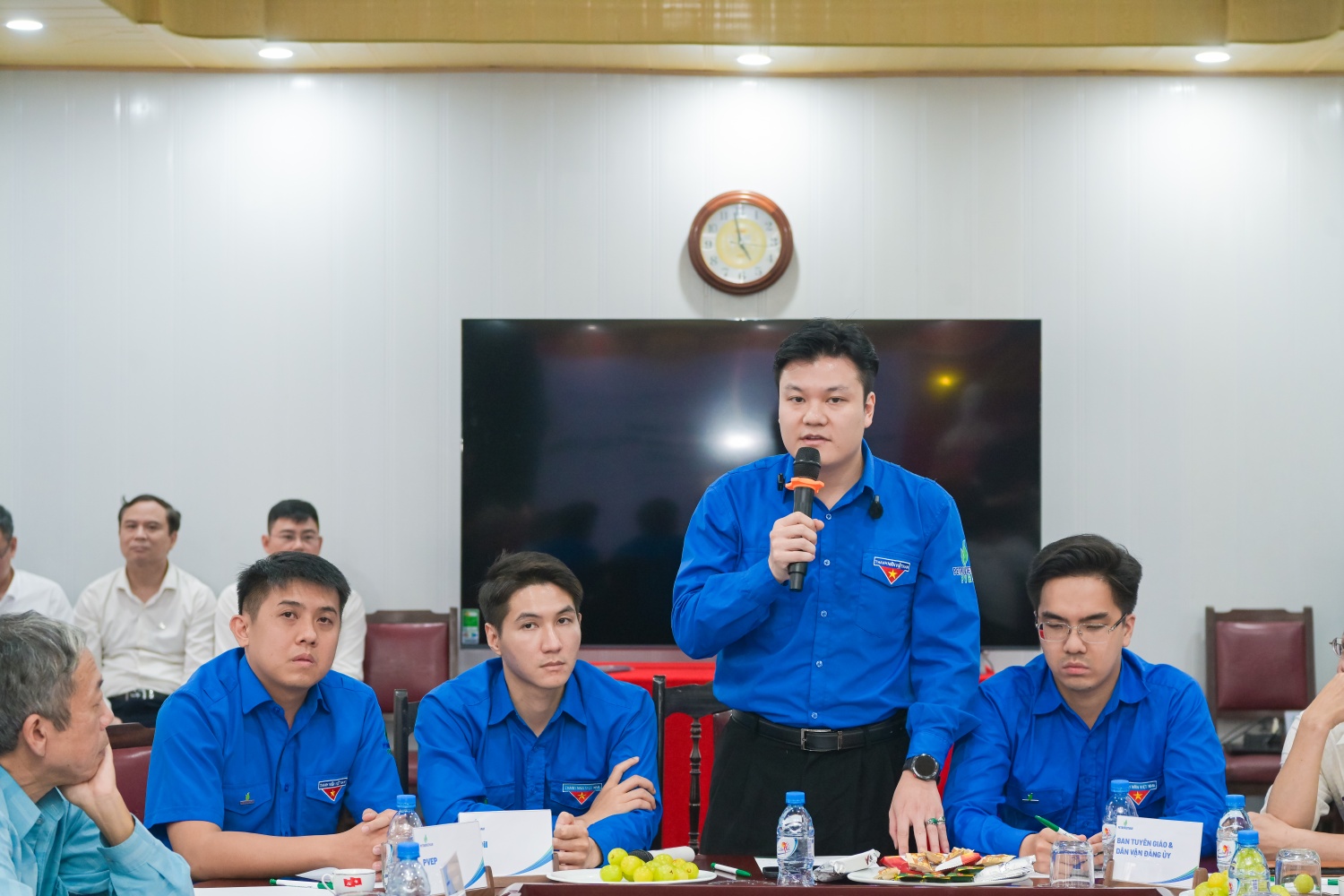 Đại diện thế hệ trẻ Petrovietnam, Bí thư Đoàn Thanh niên PVEP Chử Xuân Anh bày tỏ lòng biết ơn trước những chia sẻ đầy tâm huyết của các bậc tiền bối, đồng thời cam kết không ngừng rèn luyện, cống hiến, phát huy tinh thần tiên phong, sáng tạo để xây dựng Petrovietnam ngày càng vững mạnh.