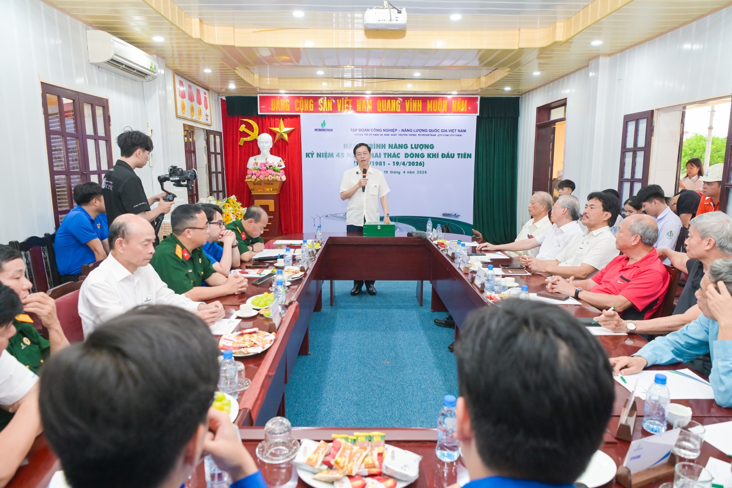 Ông Trần Quang Dũng - Phó Bí thư thường trực Đảng ủy Tập đoàn: Những câu chuyện được chia sẻ trong suốt hành trình đã tạo nên “điểm chạm” mạnh mẽ về cảm xúc, giúp thế hệ hôm nay thấu hiểu hơn giá trị của truyền thống, từ đó hình thành ý chí, quyết tâm tiếp nối những gì các thế hệ đi trước đã dày công gây dựng.