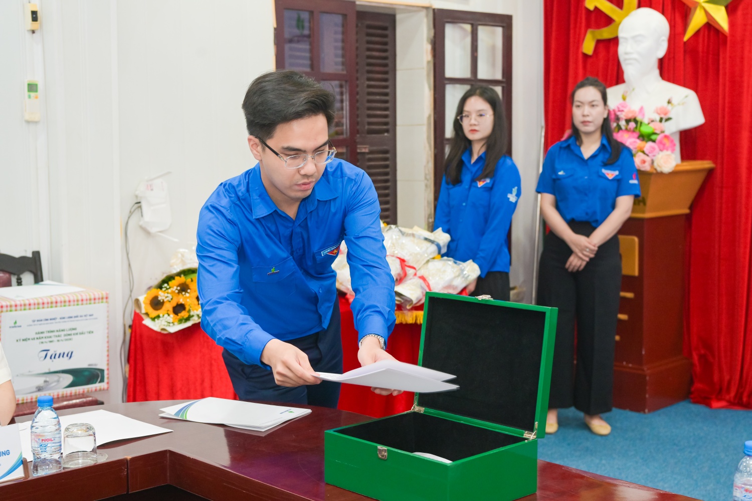 Những dòng lưu bút được các đại biểu trân trọng lưu giữ trong hòm “thông điệp gửi tương lai”, như lời nhắn gửi tới các thế hệ tiếp nối trên hành trình “đi tìm lửa”.