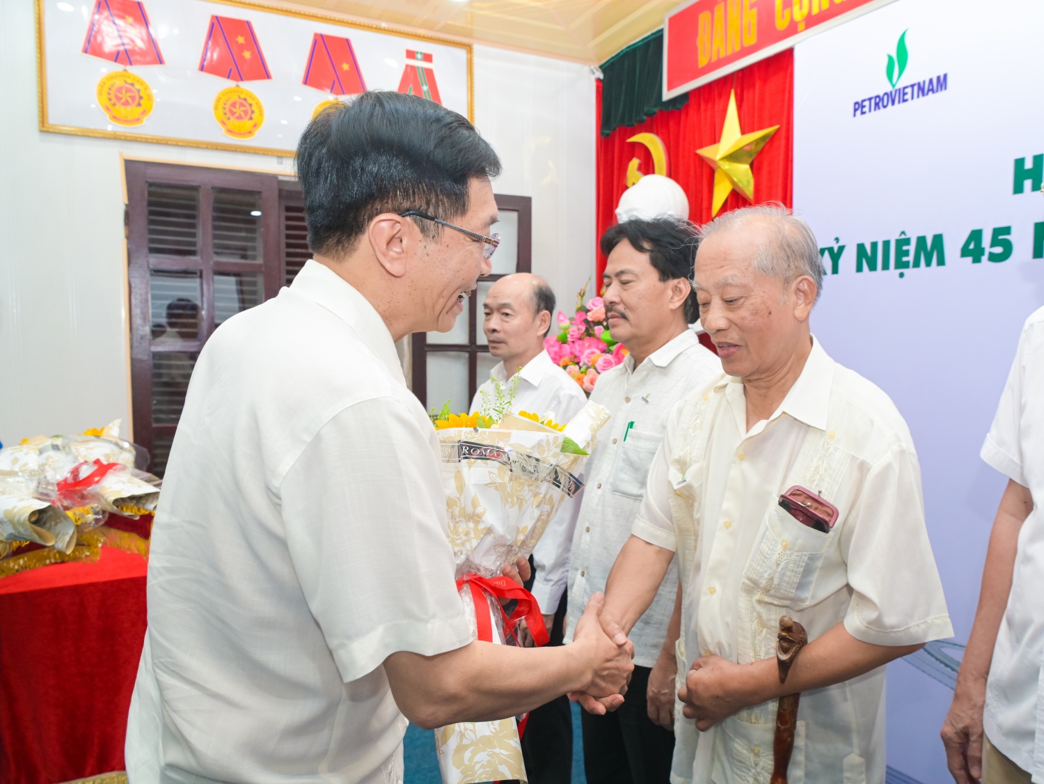 Ông Trần Quang Dũng tặng hoa cảm ơn những chia sẻ quý báu của các đại biểu tại buổi tọa đàm.