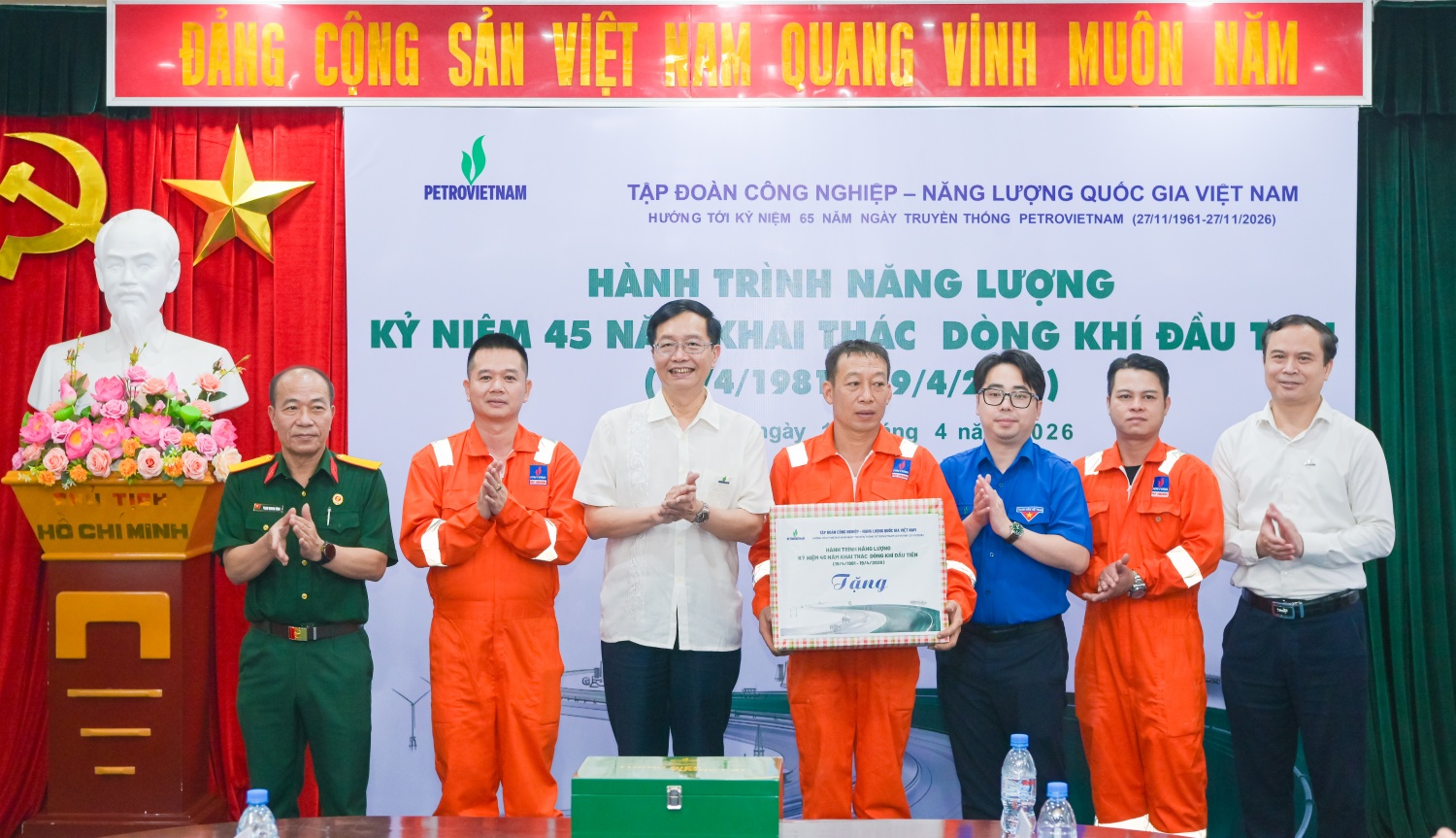 Lãnh đạo và đại diện các tổ chức đoàn thể Petrovietnam tặng quà cho cán bộ, nhân viên, người lao động PVEP Sông Hồng.