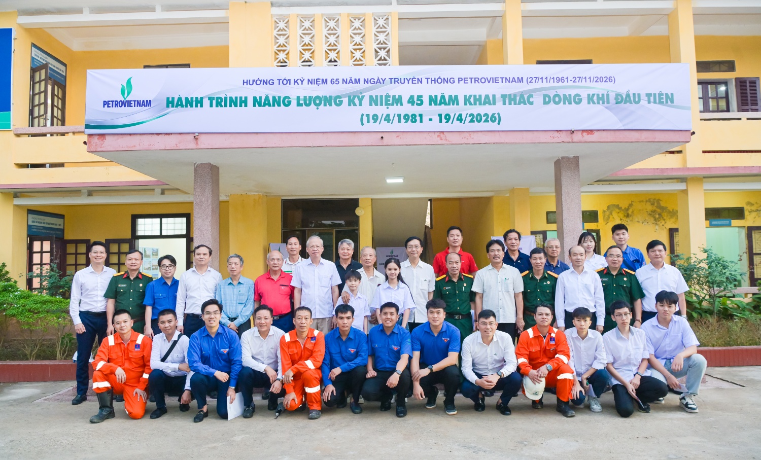 Khép lại hành trình trở về cội nguồn kết nối giữa quá khứ - hiện tại - tương lai, từ những hiện vật nhuốm màu thời gian, những câu chuyện được kể lại bởi các nhân chứng lịch sử, đến những ánh mắt chăm chú của thế hệ trẻ và nụ cười ấm áp của người dân địa phương... tất cả đã hòa quyện thành một “dòng chảy” cảm xúc liền mạch, nhắc nhớ về một hành trình 45 năm đầy gian nan nhưng cũng vô cùng tự hào của “những người đi tìm lửa”. Hành trình ấy không chỉ khơi dậy niềm tự hào về truyền thống, mà còn tiếp thêm động lực để các thế hệ hôm nay và mai sau tiếp tục viết tiếp câu chuyện của Petrovietnam bằng trí tuệ, bản lĩnh và khát vọng cống hiến. Ngọn lửa được thắp lên từ Tiền Hải năm nào vẫn đang âm ỉ cháy, được trao truyền qua từng thế hệ, để hôm nay và mai sau, Petrovietnam tiếp tục vững bước trên hành trình phát triển, phụng sự đất nước và nhân dân.
