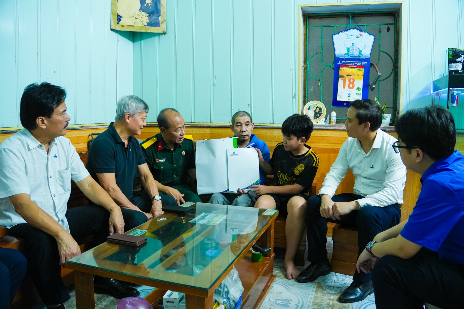 Đại diện các hộ gia đình chia sẻ, sự quan tâm của đoàn công tác Petrovietnam không chỉ là sự hỗ trợ về vật chất, mà còn mang ý nghĩa tinh thần sâu sắc đối với những người đã từng gắn bó, cống hiến cho ngành: “Chúng tôi rất xúc động khi vẫn được Tập đoàn nhớ đến, quan tâm và động viên. Dù đã nghỉ hưu, điều kiện còn nhiều khó khăn, nhưng tình cảm của Petrovietnam hôm nay khiến chúng tôi cảm thấy rất vui, rất ấm lòng, trân quý một nét đẹp nghĩa tình Petrovietnam”.