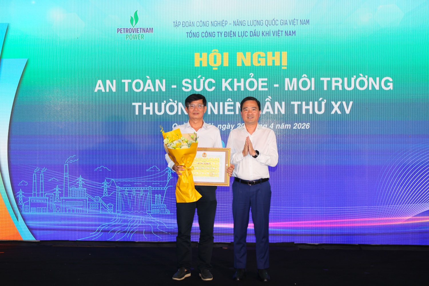 Đồng chí Vũ Anh Tuấn - Phó Chủ tịch Công đoàn Petrovietnam trao tặng bằng khen cho tập thể có thành tích xuất sắc trong phong trào thi đua Xanh - Sạch - Đẹp, bảo đảm an toàn vệ sinh lao động năm 2025 cho Công đoàn Ban Quản lý dự án Điện PV Power.