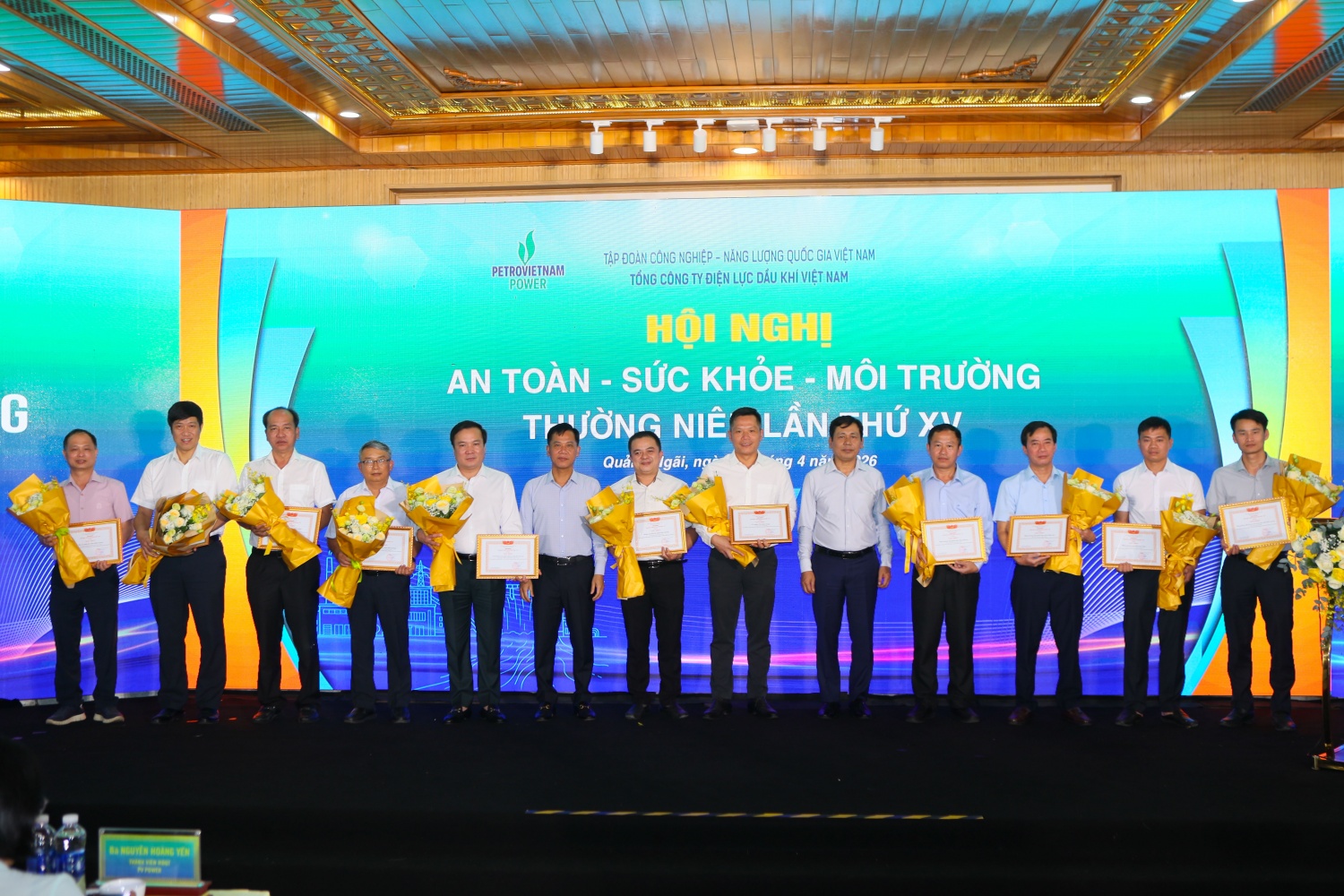 Đại diện PV Power trao tặng bằng khen của Tổng Giám đốc PV Power cho các tập thể có thành tích xuất sắc trong công tác an toàn vệ sinh lao động và phòng, chống cháy nổ năm 2025.