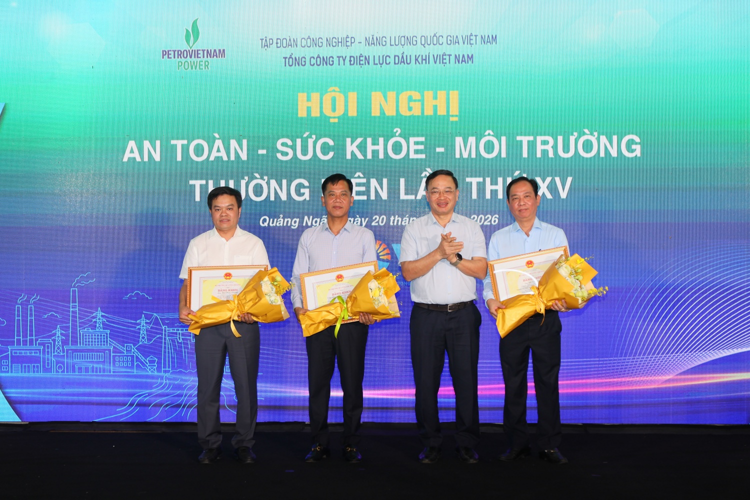 Đại diện Bộ Công Thương trao tặng bằng khen cho các cá nhân có thành tích xuất sắc trong công tác phòng, chống thiên tai và tìm kiếm cứu nạn năm 2025.