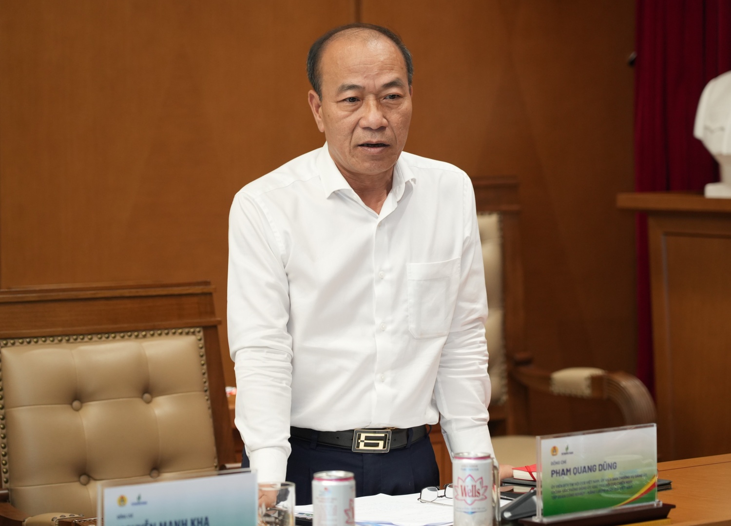 Đồng chí Phạm Quang Dũng, UV BTV Đảng ủy, Chủ tịch Hội Cựu Chiến Binh Tập đoàn phát biểu tại hội nghị