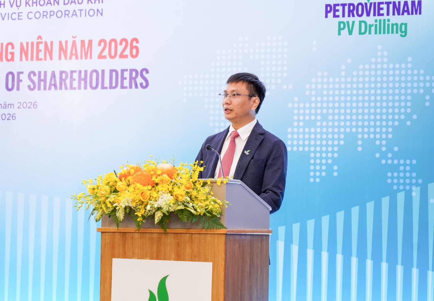 Ông Nguyễn Thế Sơn - Thành viên HĐQT PV Drilling trình bày quy chế làm việc của Đại hội.