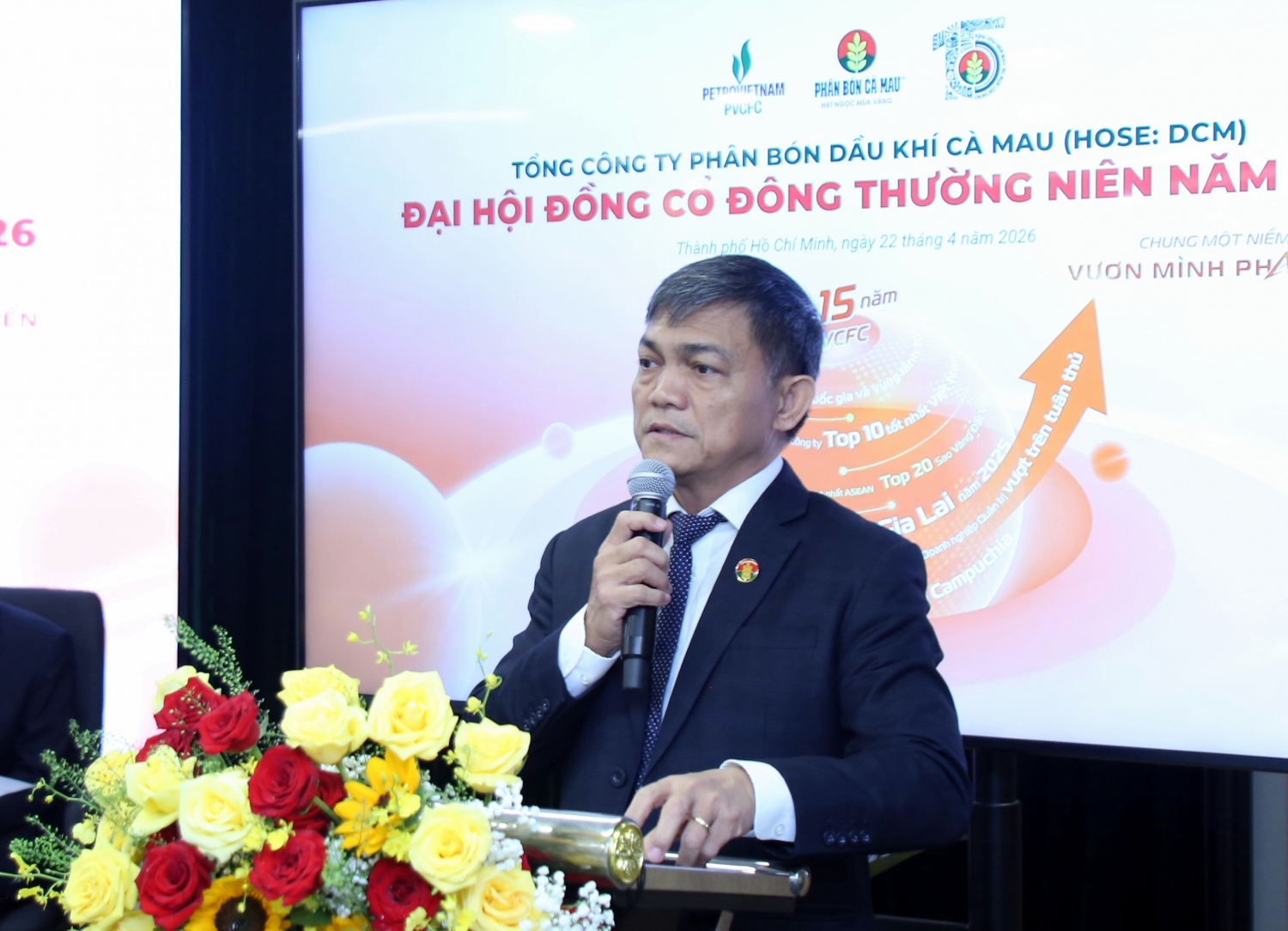 Tổng Giám đốc PVCFC Văn Tiến Thanh báo cáo kết quả sản xuất kinh doanh năm 2025 và kế hoạch năm 2026.
