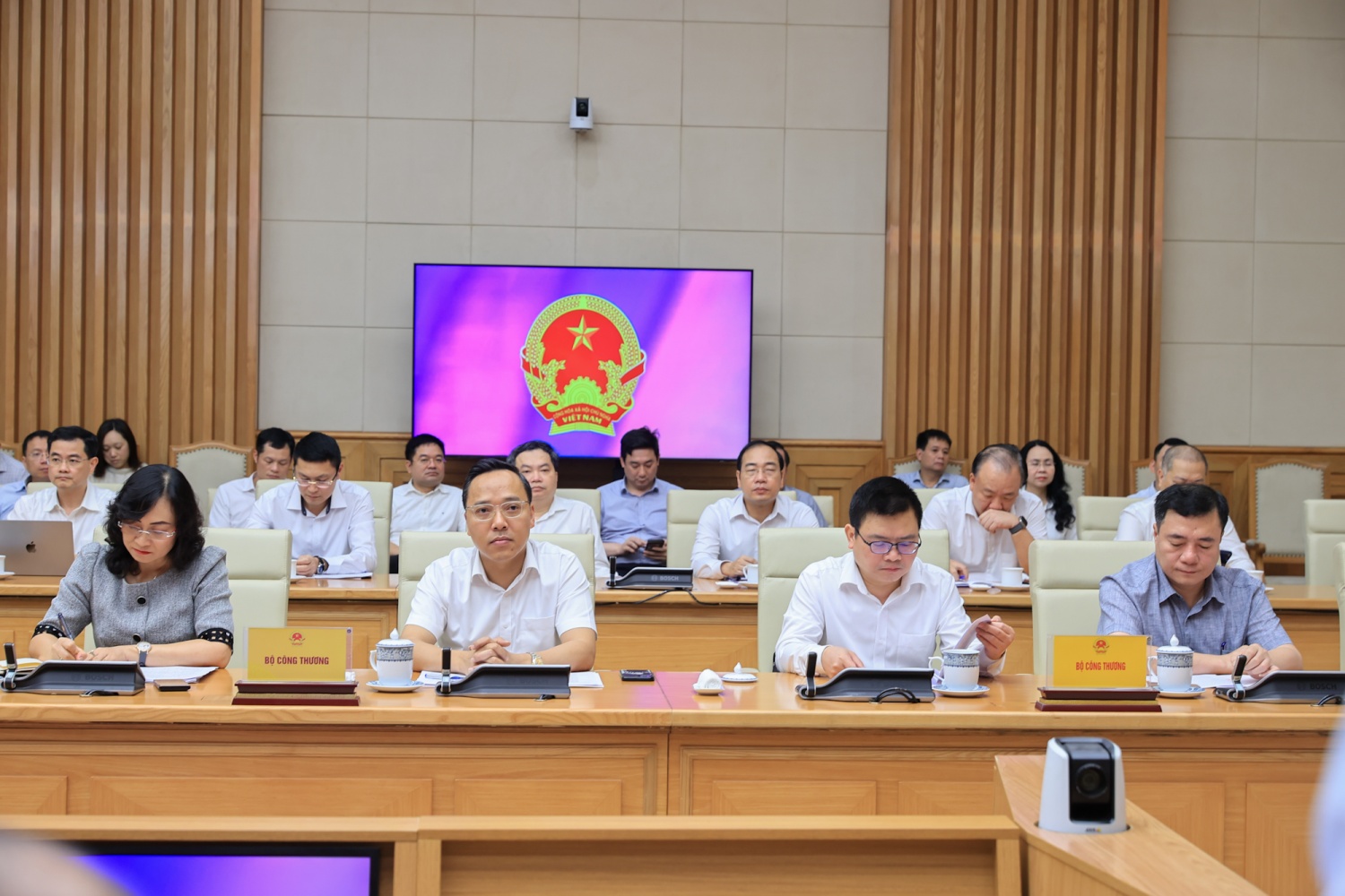 Các đại biểu tham dự cuộc làm việc