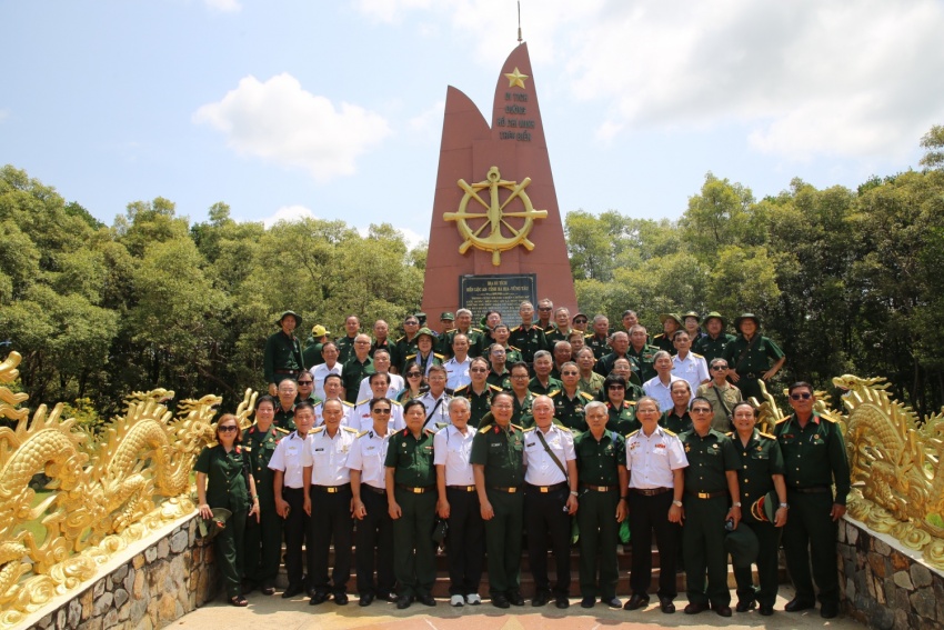 Đoàn tại bia tưởng niệm Bến Lộc An.