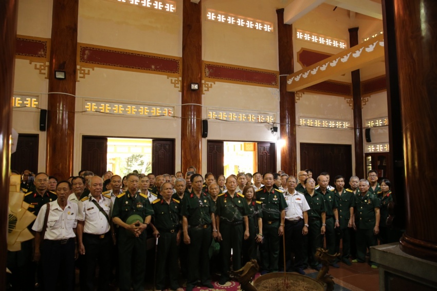 Đoàn dâng hương tại Khu di tích lịch sử cách mạng Minh Đạm.