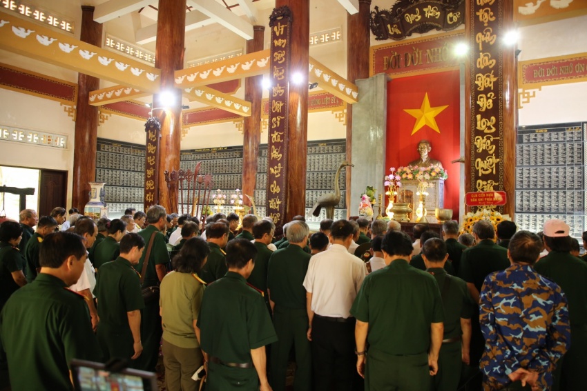 Đoàn tưởng nhớ các anh hùng đã hy sinh để bảo vệ Tổ quốc.