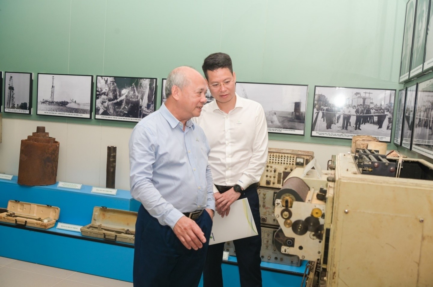 Tác giả được nghe ông Đinh Văn Sơn - nguyên Thành viên HĐTV Petrovietnam giới thiệu về các thiết bị kỹ thuật những năm tháng đầy khó khăn, thử thách nhưng rất tự hào của các cán bộ Liên đoàn Dầu lửa 36 và Công ty Dầu khí I