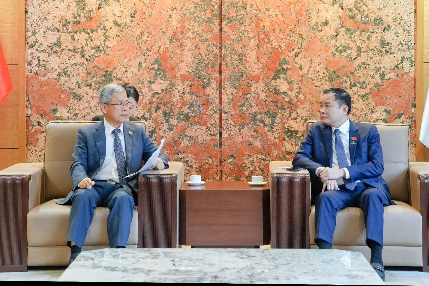 Chủ tịch HĐTV Petrovietnam Lê Ngọc Sơn trao đổi với Chủ tịch KEPCO Kim Dong Cheol.