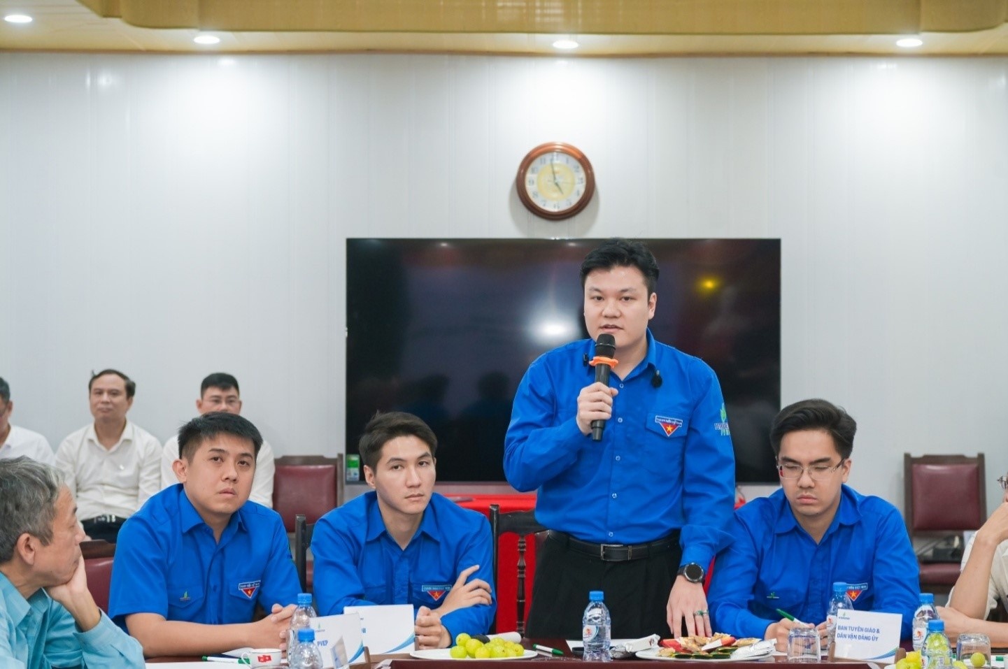 Đại diện thế hệ trẻ Petrovietnam, Bí thư Đoàn Thanh niên PVEP Chử Xuân Anh bày tỏ lòng biết ơn trước những chia sẻ đầy tâm huyết của các bậc tiền bối, đồng thời cam kết không ngừng rèn luyện, cống hiến, phát huy tinh thần tiên phong, sáng tạo để xây dựng Petrovietnam ngày càng vững mạnh.