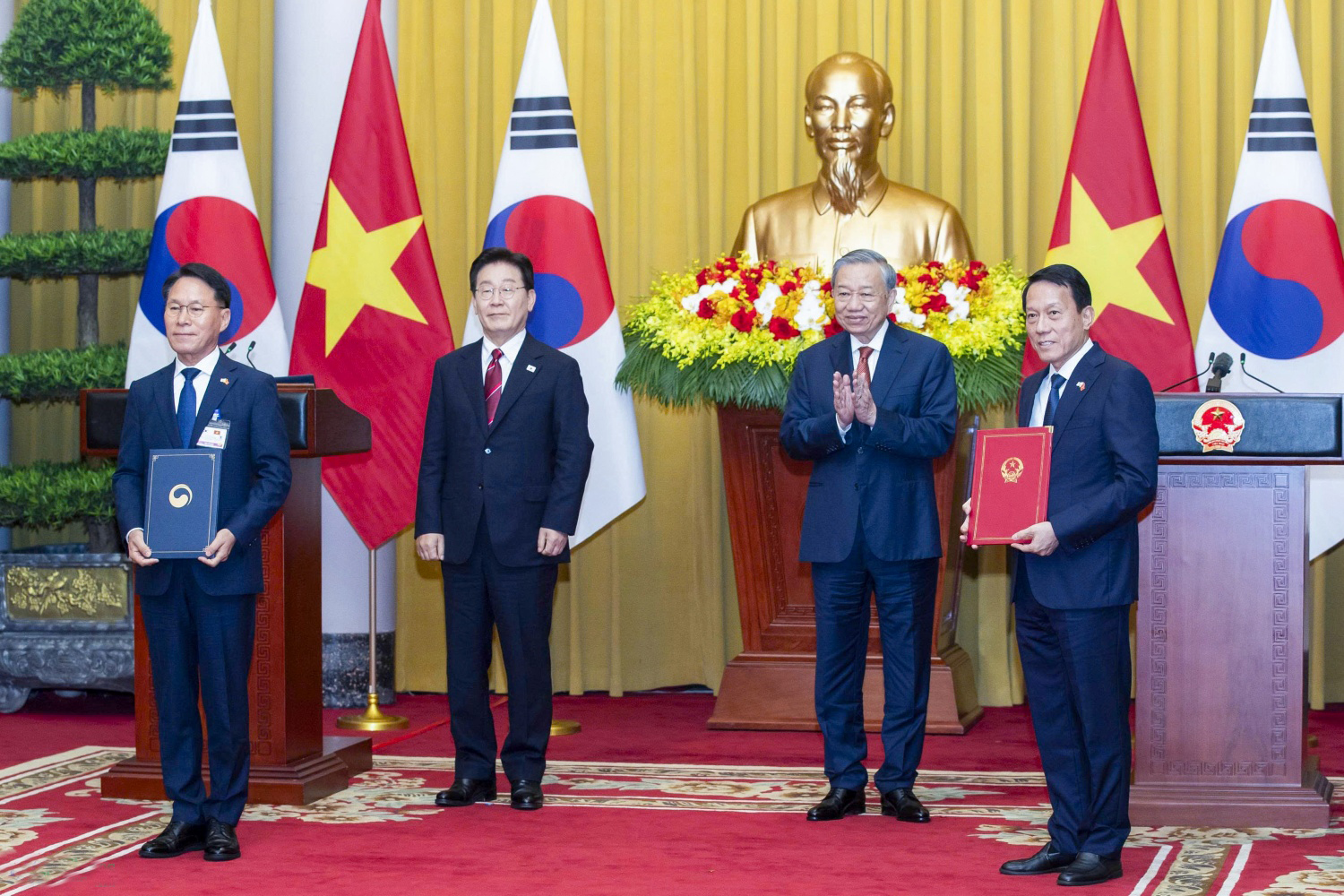 Bản ghi nhớ về hợp tác trong lĩnh vực cảnh vệ giữa Bộ Công an Việt Nam và Cơ quan an ninh Phủ Tổng thống Hàn Quốc.