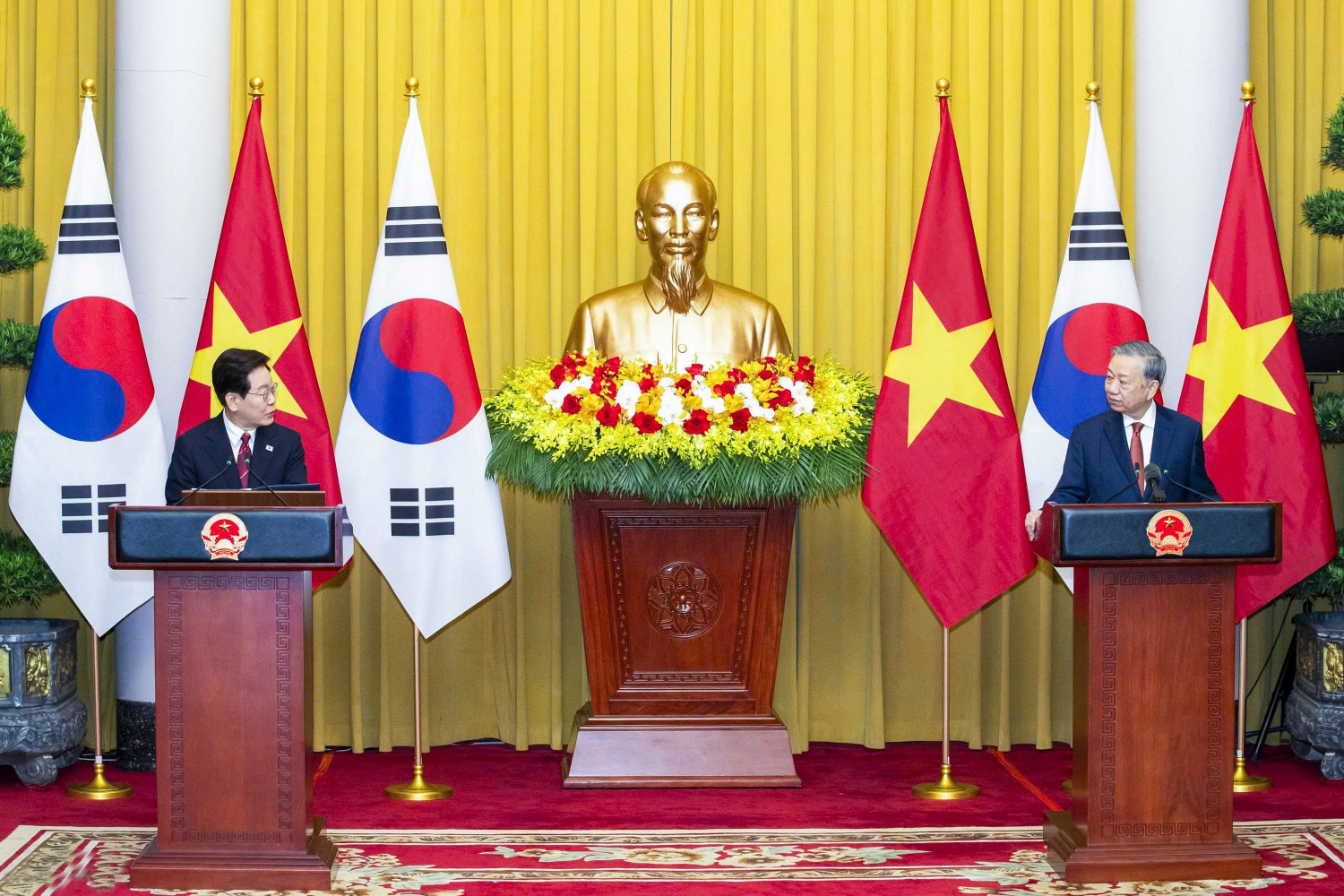Ngay sau buổi hội đàm, Tổng Bí thư, Chủ tịch nước Tô Lâm và Tổng thống Hàn Quốc Lee Jae Myung đã cùng chứng kiến lễ trao văn kiện hợp tác giữa hai nước.