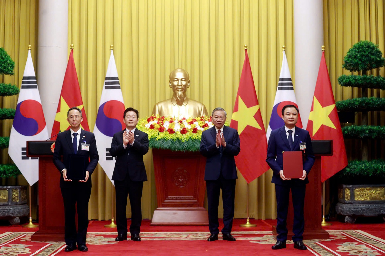 Chủ tịch HĐTV Petrovietnam Lê Ngọc Sơn và Chủ tịch KEXIM Hwang Ki-yeon trao biên bản ghi nhớ nghiên cứu hợp tác tài chính cho dự án điện hạt nhân.