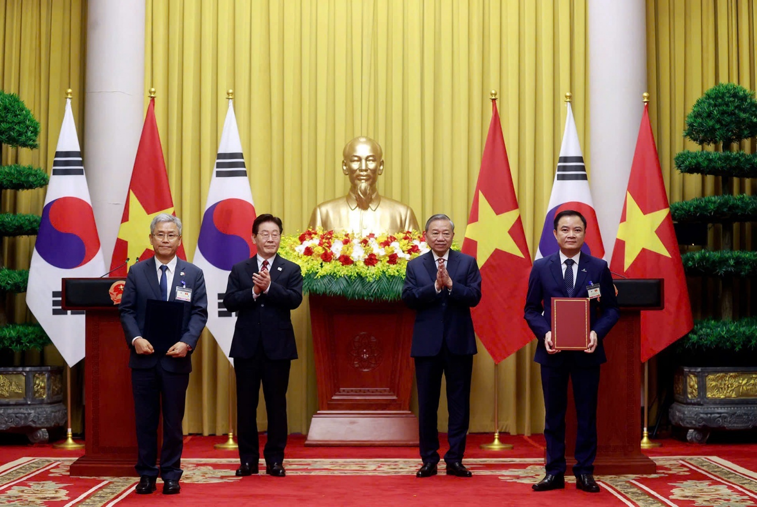 Bản ghi nhớ về nghiên cứu hợp tác phát triển nhà máy điện hạt nhân giữa Tập đoàn Công nghiệp – Năng lượng Quốc gia Việt Nam (Petrovietnam) và Tập đoàn Năng lượng Quốc gia Hàn Quốc (KEPCO).