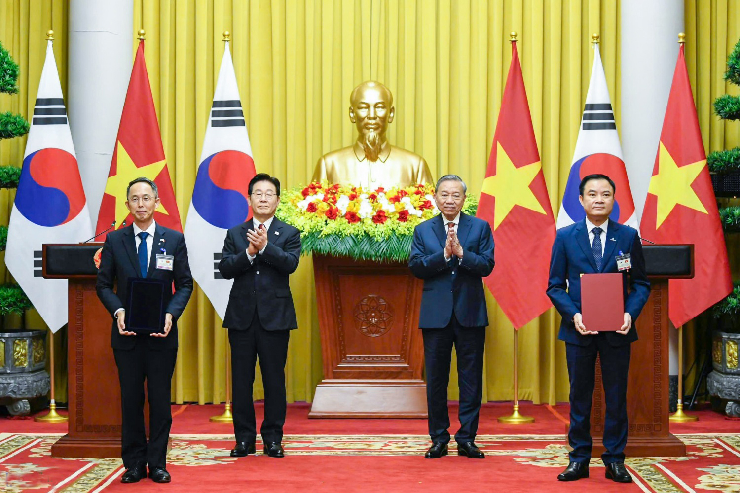 Bản ghi nhớ về nghiên cứu hợp tác tài chính dự án điện hạt nhân giữa Tập đoàn Công nghiệp – Năng lượng Quốc gia Việt Nam (Petrovietnam) và Tập đoàn Năng lượng Quốc gia Hàn Quốc (KEPCO), Ngân hàng xuất nhập khẩu Hàn Quốc (KEXIM) và Công ty Bảo hiểm Hàn Quốc (KSURE).