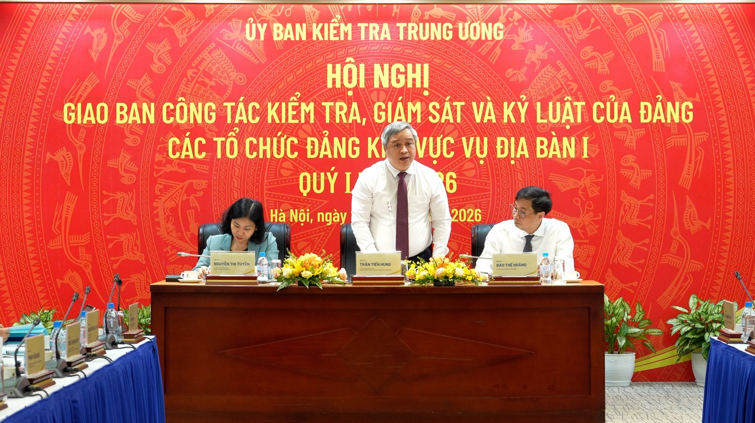 Các đồng chí chủ trì Hội nghị.