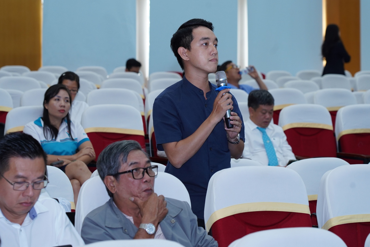 Các cổ đông đặt câu hỏi tại phiên họp.