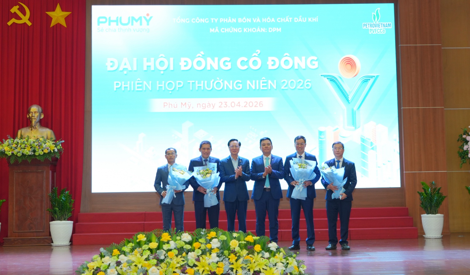 Ông Bùi Minh Tiến - Thành viên HĐTV Petrovietnam chúc mừng các thành viên vừa được bầu vào HĐQT, Ban Kiểm soát và chia tay thành viên Ban Kiểm soát không tham gia nhiệm kỳ mới.