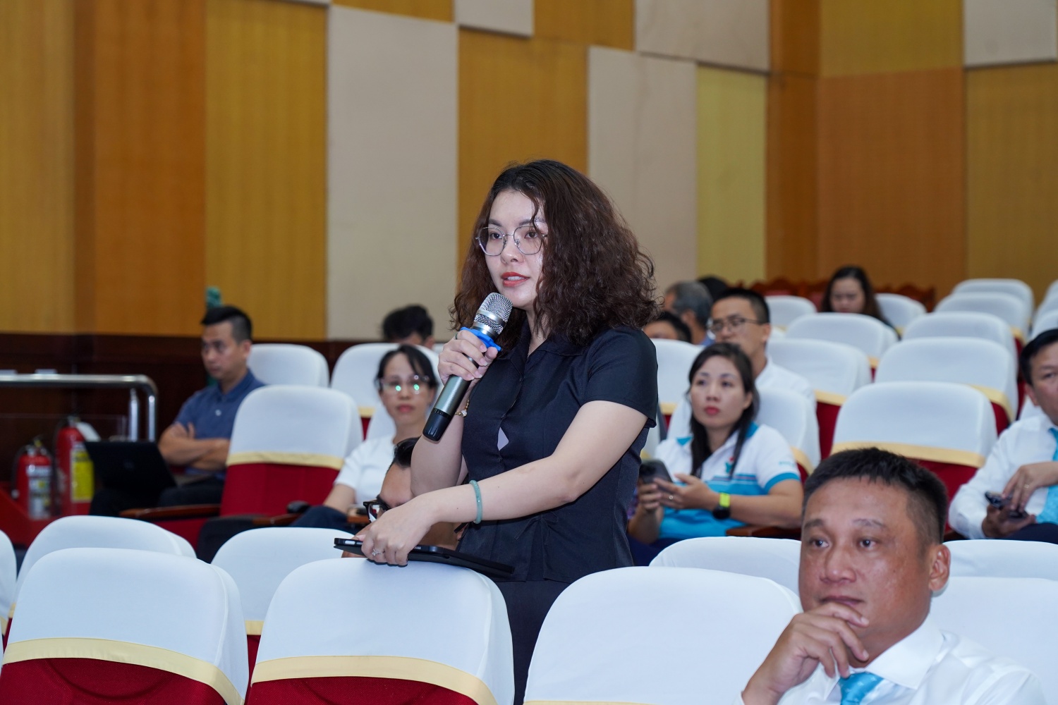 Các cổ đông đặt câu hỏi tại phiên họp.