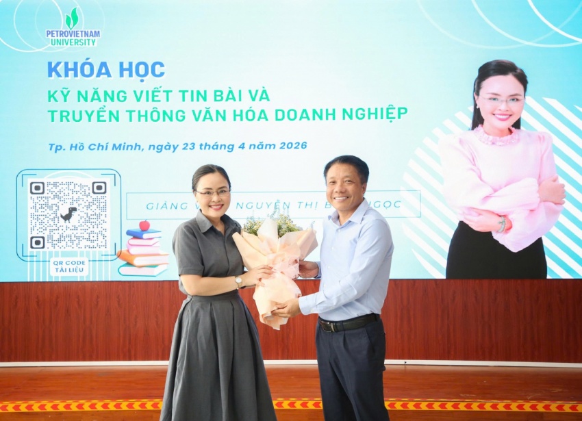 TS. Lê Quốc Phong tặng hoa cảm ơn ThS. Nguyễn Thị Bích Ngọc.