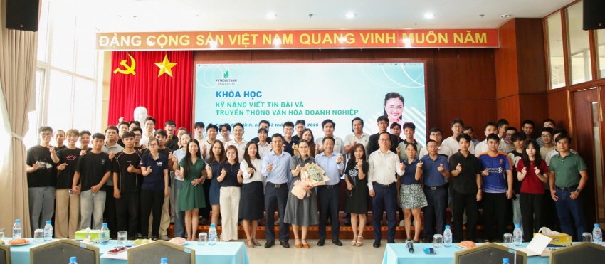 Thầy cô và sinh viên nhà trường tại khóa học.