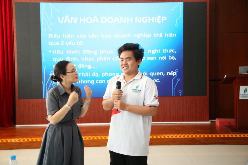 Sinh viên thích thú khi chia sẻ việc thực hiện văn hóa nhà trường với giảng viên..