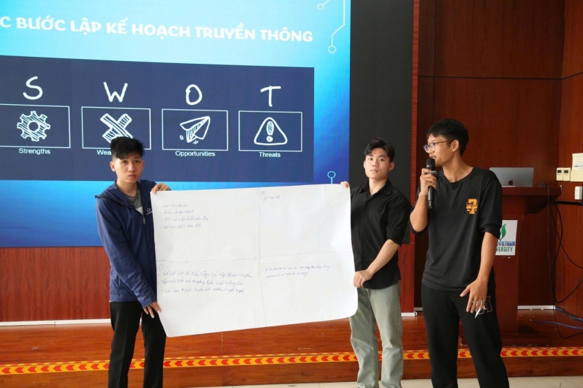 CBCNV và sinh viên nhà trường hào hứng trao đổi tại khóa học.