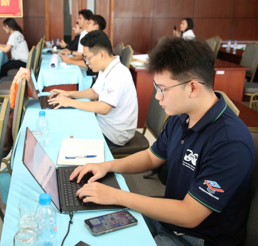 Sinh viên thực hành viết tin bài ngay tại lớp học.