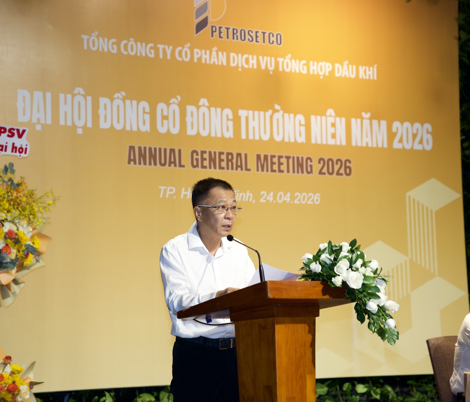 Chủ tịch Hội đồng quản trị PETROSETCO Phùng Tuấn Hà trình bày Báo cáo hoạt động của Hội đồng quản trị về kết quả thực hiện nhiệm vụ năm 2025 và định hướng hoạt động năm 2026.